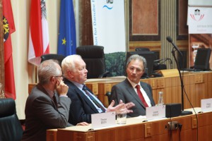 Im Bundesratssaal im beim Podiumsgespräch zur lokalen Umsetzung überregionaler Ziele: Assoz. Prof. Dr. Thomas Hein, Präsident der Internationalen Arbeitsgemeinschaft für Donauforschung (IAD); Gottlieb Soriat, DV-Donau, St. Georgen an der Gusen; Dr. Wilfried Hartl, Bioforschung Austria, Wien (v.l.n.r.).