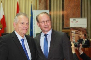 Bundesratspräsident Prof. Gottfried Kneifel und Dr. Kurt Weinberger, Vorstandsvorsitzender der Österreichischen Hagelversicherung, Wien im Gespräch vor der Eröffnung der Ausstellung „HOCHWASSER -20%“ im Parlament.