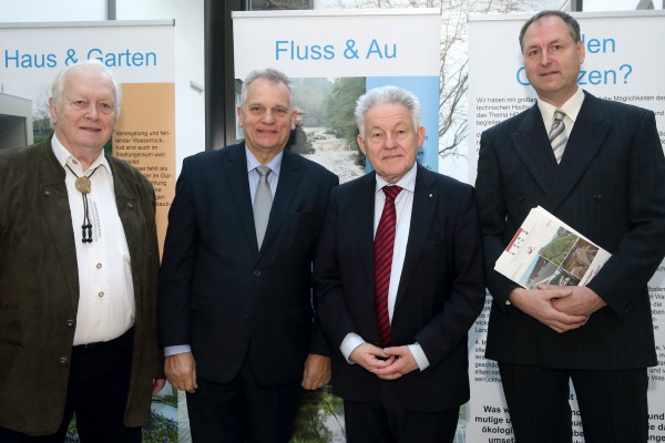 Gottlieb Soriat, Bundesrat Prof. Gottfried Kneifel, Landeshauptmann Dr. Josef Pühringer und DI Dr. Harald Kutzenberger (v.l.n.r.) während der Ausstellungseröffnung im Landhaus. Foto: Land OÖ / Kauder